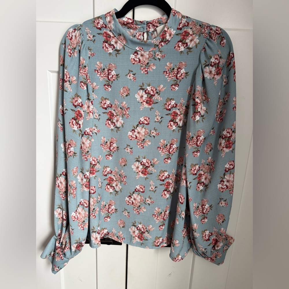 Like new RO&DE Floral Puff Sleeve Blouse in delicate floral pattern. Size M. - Picture 2 of 5